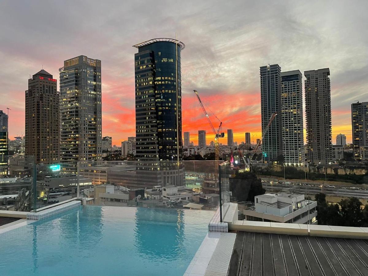 Hotel Indigo Tel Aviv - Diamond District By Ihg Giv'atayim Εξωτερικό φωτογραφία View from rooftop pool at The Standard East Village