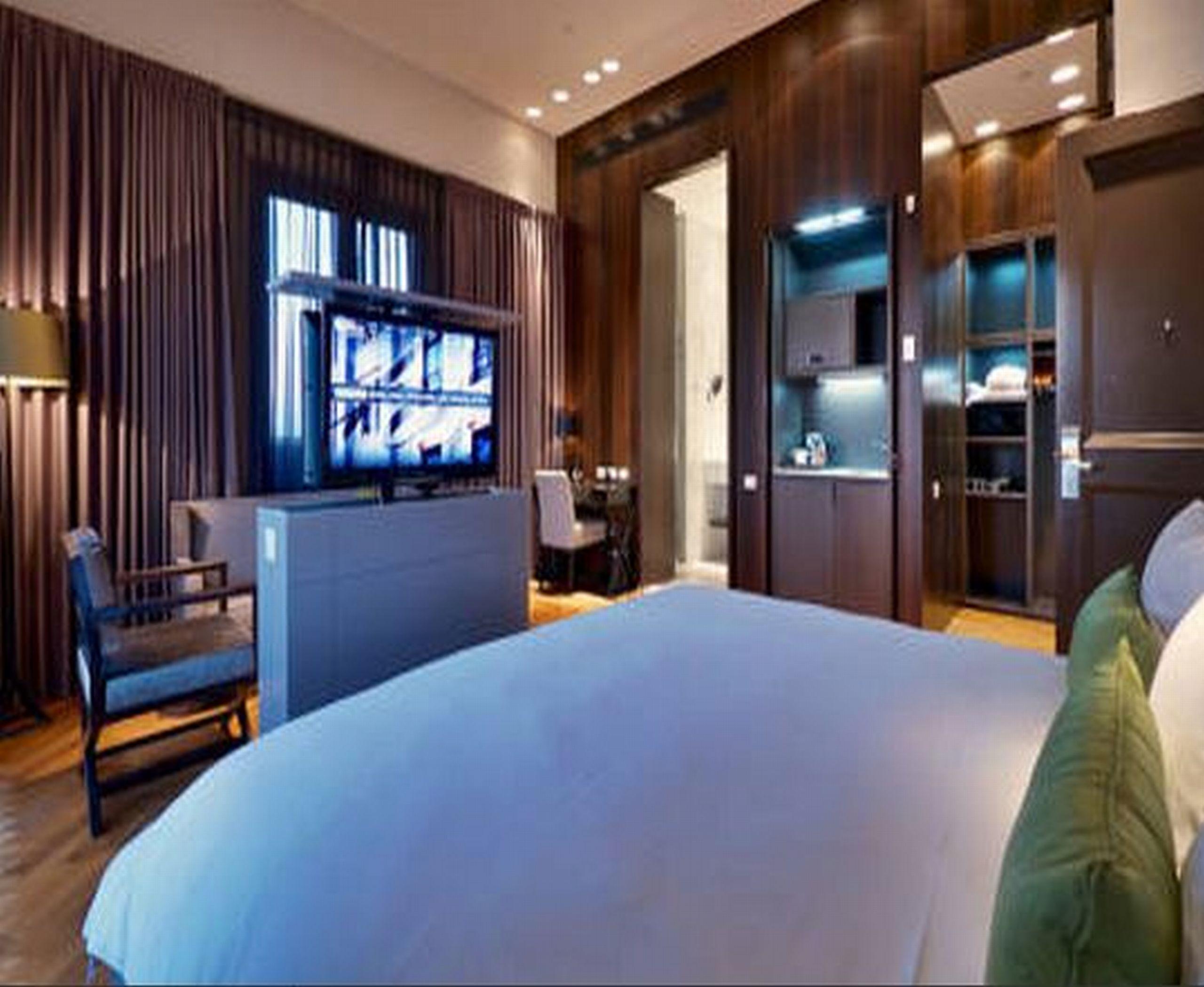 Hotel Indigo Tel Aviv - Diamond District By Ihg Giv'atayim Εξωτερικό φωτογραφία A bedroom at the Mandarin Oriental, Hong Kong