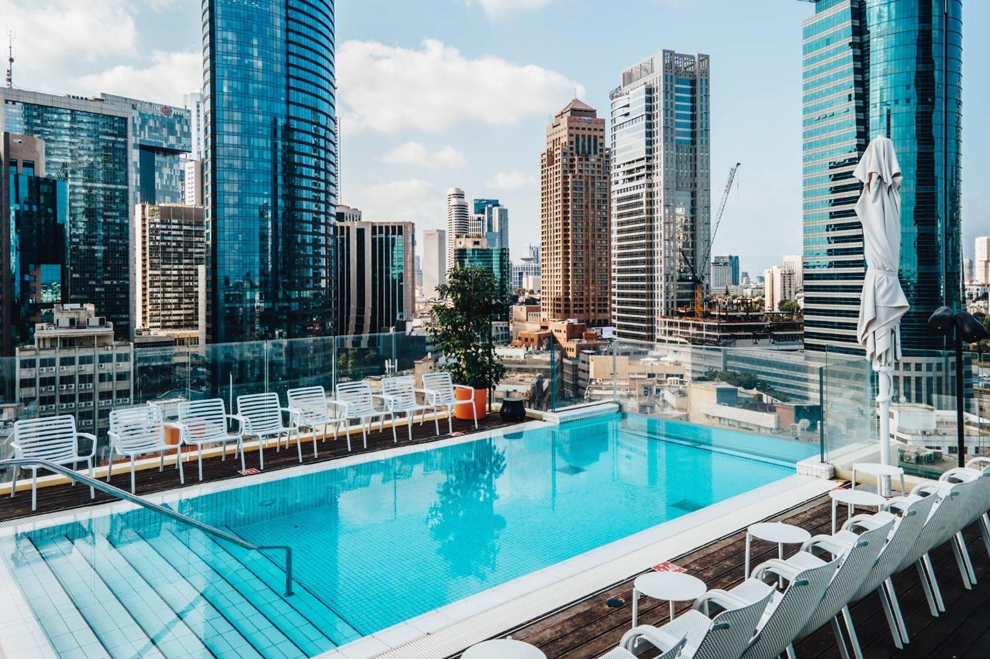 Hotel Indigo Tel Aviv - Diamond District By Ihg Giv'atayim Εξωτερικό φωτογραφία The rooftop pool at the hotel