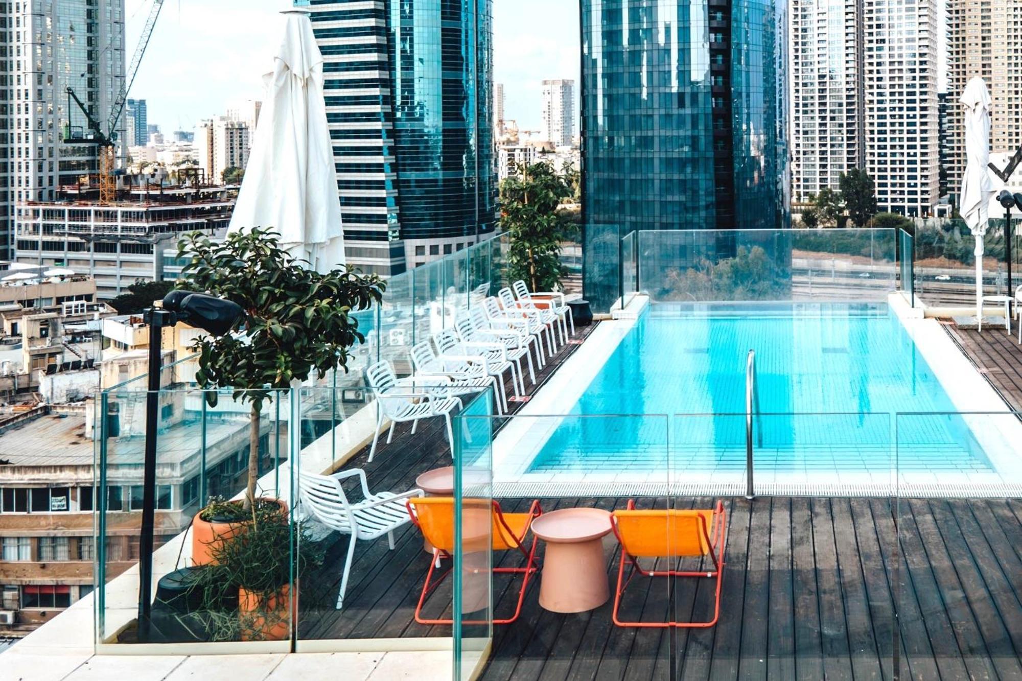 Hotel Indigo Tel Aviv - Diamond District By Ihg Giv'atayim Εξωτερικό φωτογραφία The rooftop pool at the Hotel