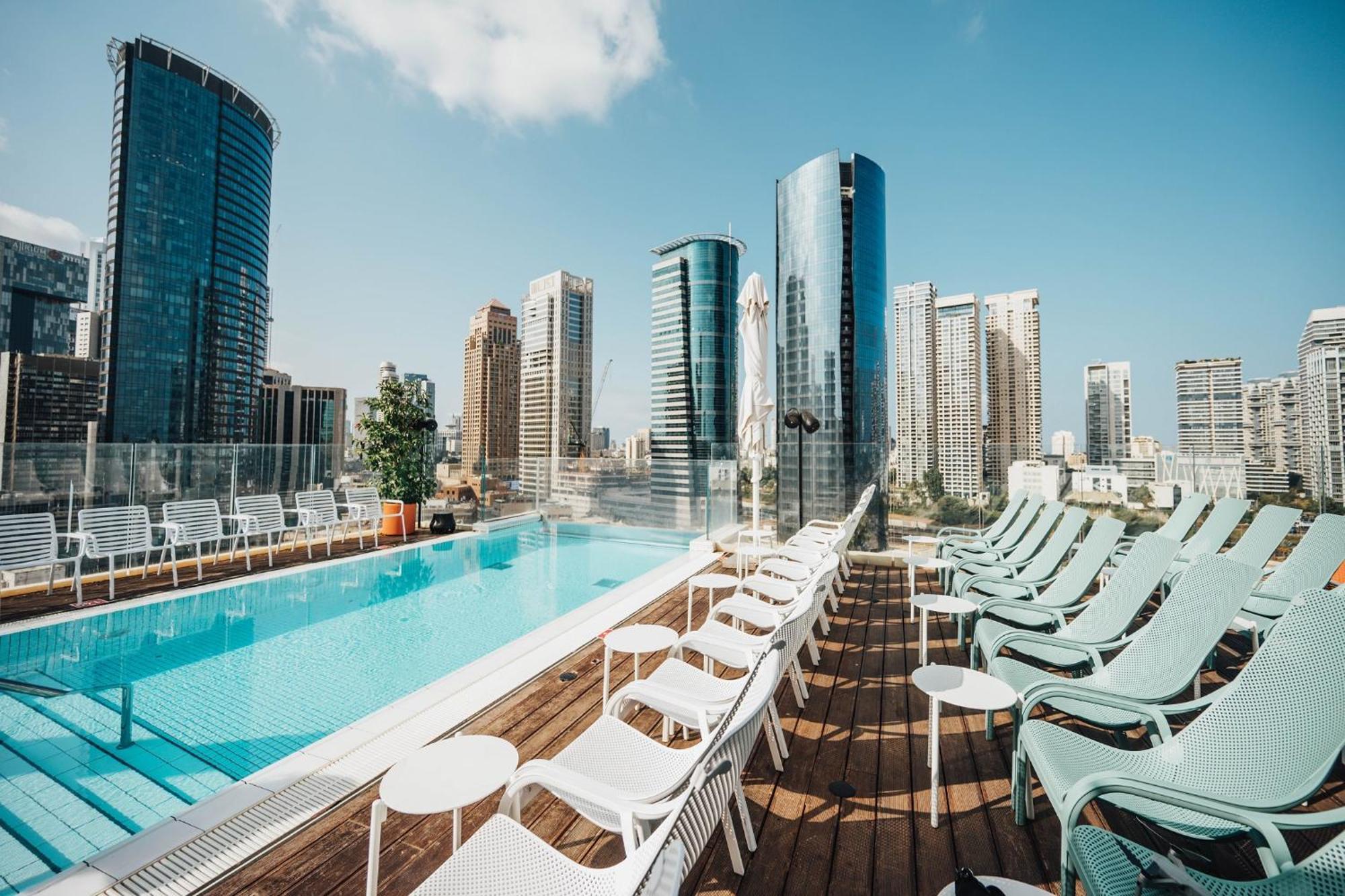 Hotel Indigo Tel Aviv - Diamond District By Ihg Giv'atayim Εξωτερικό φωτογραφία Rooftop pool at the Hilton Tel Aviv