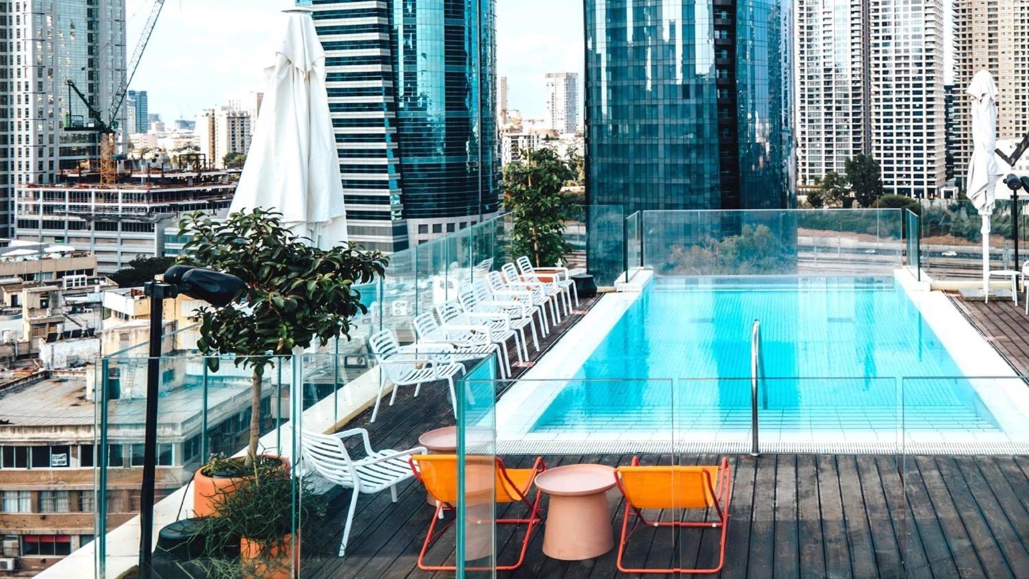 Hotel Indigo Tel Aviv - Diamond District By Ihg Giv'atayim Εξωτερικό φωτογραφία The rooftop pool at the hotel