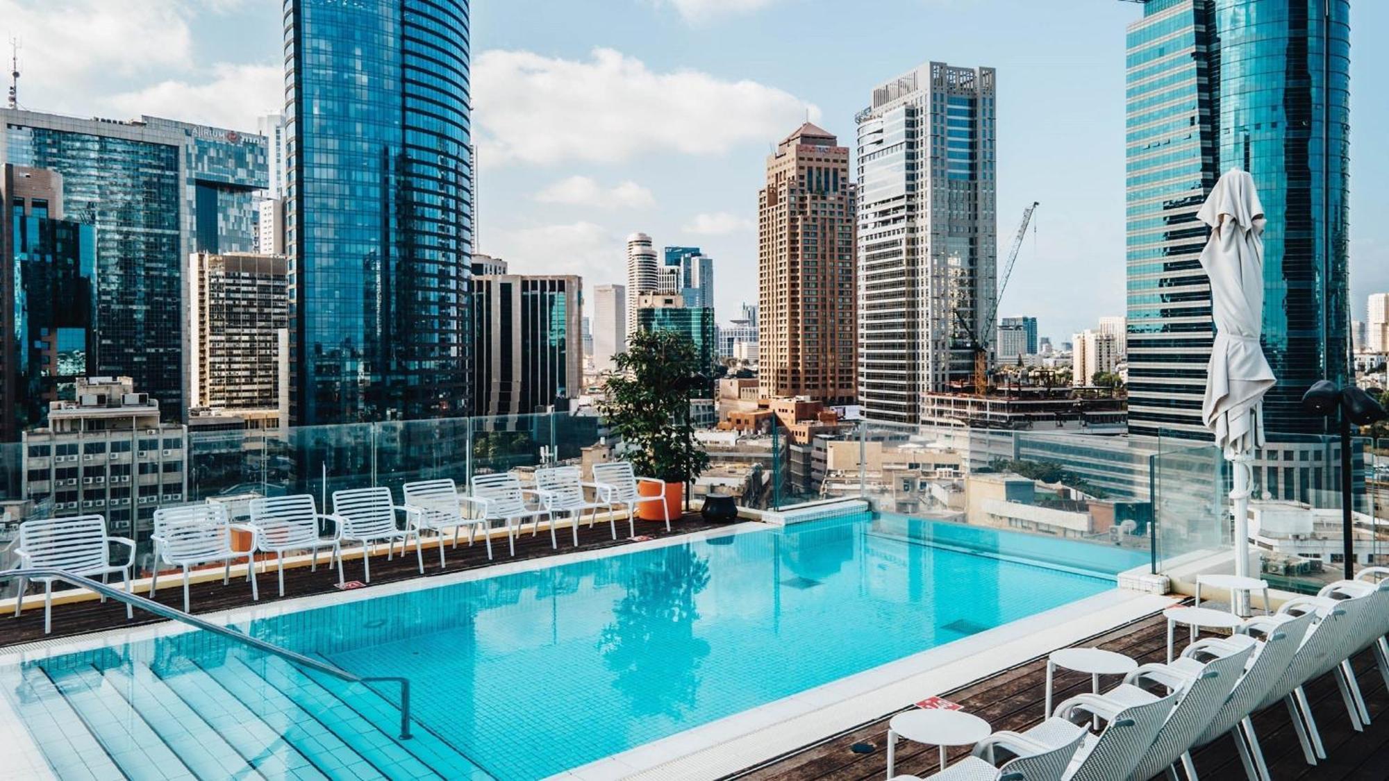 Hotel Indigo Tel Aviv - Diamond District By Ihg Giv'atayim Εξωτερικό φωτογραφία Rooftop pool at the hotel